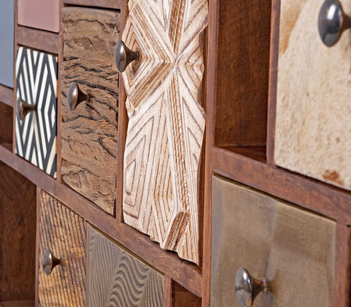 Buffet 11T 2P multi-matériaux peau de vache bois sculpté | Manguier Terranova